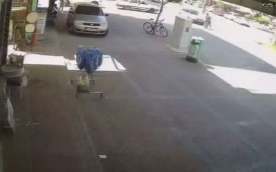 Aniden yola fırlayan bisikletli karşısında sürücünün son anda ki tepkisi kameraya yansıdı
