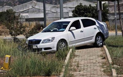 Refüje çıkan otomobildeki 3 kişi yaralandı
