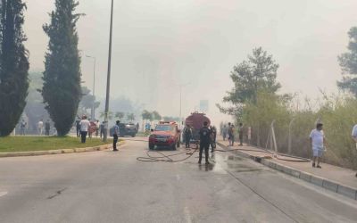 Orman yangınında alev alan 6. kattaki evin balkonuna TOMA müdahalesi
