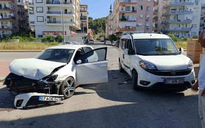 Manavgat’ta otomobil ile hafif ticari araç çarpıştı: 1 yaralı
