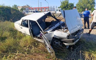 Tur midibüsüyle çarpışan Tofaş hurdaya döndü, sürücü yaralandı
