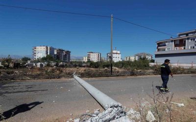 Köpeğe çarpmamak için elektrik direğine vurdu, kopan teller yangın çıkardı
