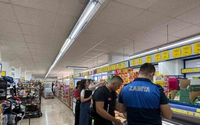 Kemer’de zabıta ekipleri marketlerde etiket ve hijyen denetimi yaptı
