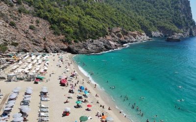 Alanya’da sıcak hava sebebiyle yerli ve yabancı turistler plajları doldurdu
