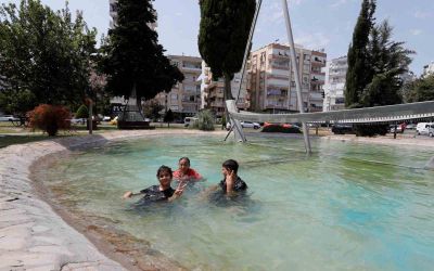 44 derecelik sıcaktan bunalan çocuklar süs havuzunda serinledi
