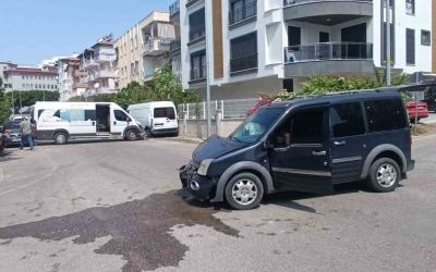 Hafif ticari araç servis minibüsüne çarptı: 4 yaralı
