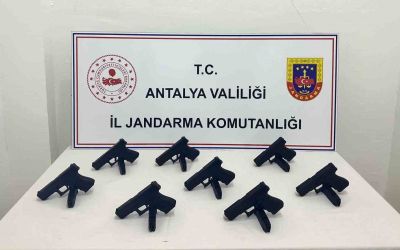 Antalya’da otomobilden 8 ruhsatsız tabanca çıktı
