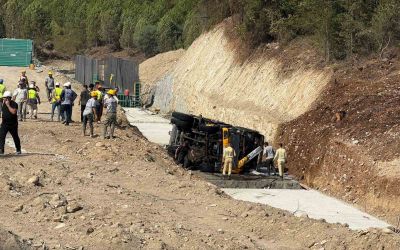 Devrilen vinçte yangın çıktı, ilk müdahaleyi orman ekipleri yaptı
