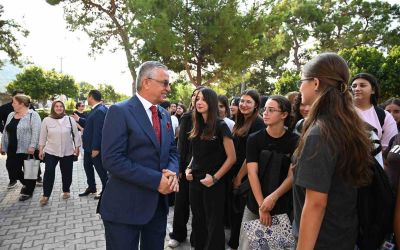 Kemer’de ilk zil, kitap ve kırtasiye hediyesiyle geldi
