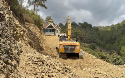 Tonlarca ağırlıkta olan evini eşyalarıyla birlikte rayların üzerinden iş makinesi yardımıyla yürütüp tapulu arazine çekti
