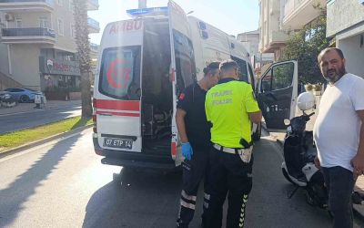 Otomobil ile çarpışan motosikletli yaralandı: Kaza anı güvenlik kamerasında
