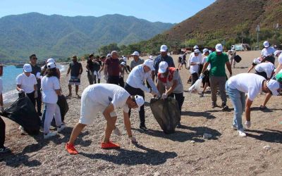 Adrasan’da yaz tatilinin ardından boş kalan plajı temizlediler
