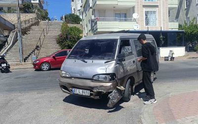 Manavgat’ta kamyonetle çarpışan motosikletin sürücüsü yaralandı
