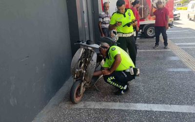 Kamyonetin aynasına çarpan elektrikli bisiklet sürücüsü yaralandı
