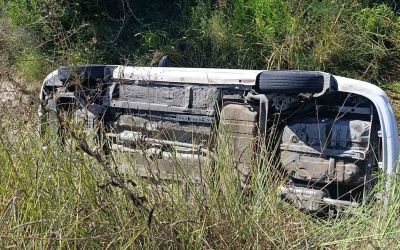 Sulama kanalına uçan otomobilin sürücüsü kazayı yara almadan atlattı
