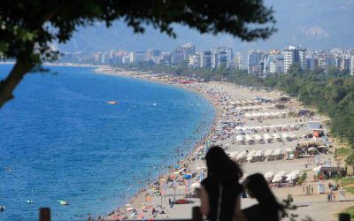 Termometreler 37 dereceyi gösterdi, yazın son günlerinde Antalya sahilleri doldu taştı
