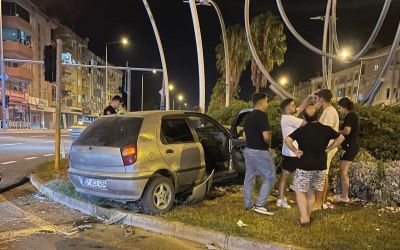 Antalya’da otomobille hafif ticari araç çarpıştı: 2 yaralı
