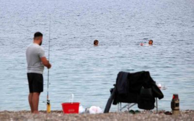 Antalya’da kasım ayında denize girmenin keyfini çıkardılar
