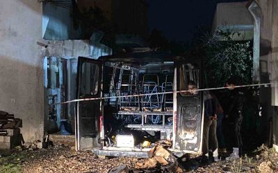 Antalya’da park halindeki minibüs alev alev yandı
