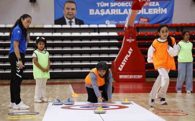Büyükşehir kız çocuklarını floor curling sporu ile tanıştırdı
