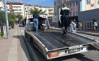 Okul önünde abartılı egzozla motosiklet süren ehliyetsiz çocuk sürücüye ceza yağdı
