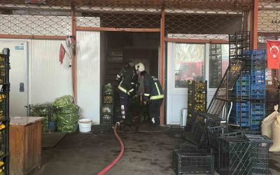 Antalya’da sebze ve meyve deposunda yangın
