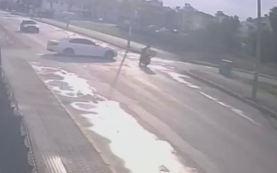 Otomobille çarpışan motokuryenin ağır yaralandığı kaza güvenlik kamerasına yansıdı
