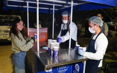 Büyükşehir’den soğuk sınav haftasında öğrencilere sıcak çorba ikramı
