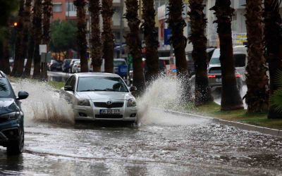 Antalya’da şiddetli yağış ve yıldırımlar etkili oldu
