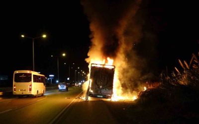 Antalya’da elektronik eşya yüklü nakliye aracı alev alev yandı
