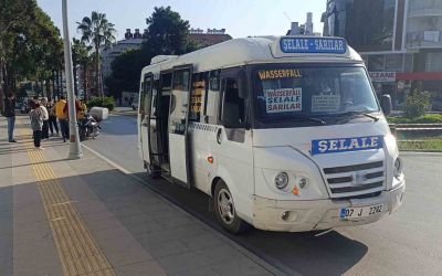 Minibüse çarpmamak için motosikleti devirdi: 1 yaralı
