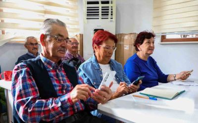Dijital çağın kapıları yaş almış bireylere açılıyor: 60 yaş üzeri bireylere akıllı telefon kullanımı dersi
