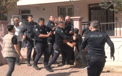 Evi yakmaya çalıştı, eşyaları sokağa fırlattı, çıkışta akraba dayağı yedi
