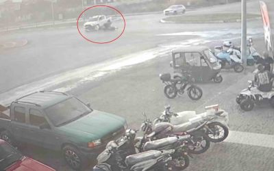 Kamyonetle çarpışıp motosikletiyle 25 metre sürüklendi, kask sayesinde hayata tutundu
