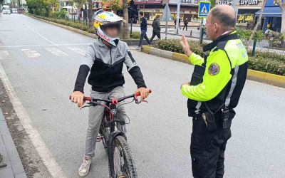 Trafik polisinden trafiği tehlikeye düşüren bisikletliye nasihat: 