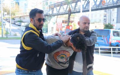 Alanya’da sokakta bir kadına yumruk atıp, makasla yüzünü yaralayan şahıs tutuklandı
