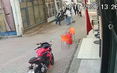 Gençlerin kavgası kanlı bitti: Bıçaklayıp, hiçbir şey olmamış gibi uzaklaştı
