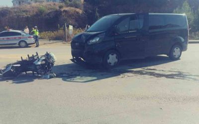 Motosiklet ile hafif ticari araç çarpıştı, sürücü kask sayesinde hayatta kaldı
