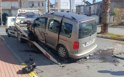 Antalya’da palmiye ağacına çarpan aracın sürücüsü yaralandı
