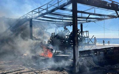 Alanya’da plaj büfesi alev alev yandı
