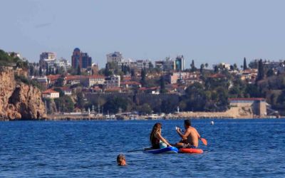 Türkiye’de karla mücadele başlarken, Antalya’da deniz mevsimi devam ediyor
