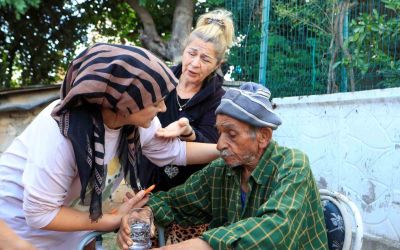 Evde çıkan yangında yaşlı çiftin yardımına komşuları koştu
