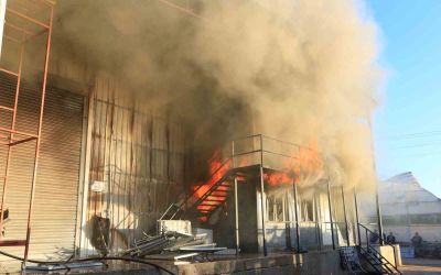 Sandalye üretim atölyesi alev alev yandı
