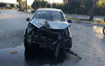 Palmiyeye çarpan otomobil hurdaya döndü: 1 yaralı
