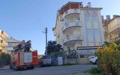 Apartman çatısındaki yangını patlayan su borusu söndürdü
