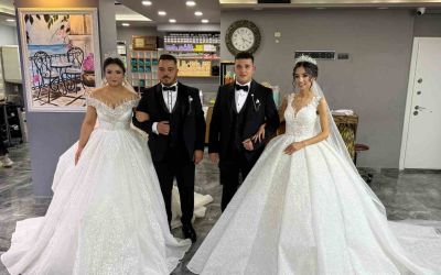 Bu düğünde her şey ’aynı’: Aynı yaştaki kardeşler, aynı yaştaki gelinlerle, aynı anda dünya evine girdi
