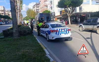 Manavgat’ta 3 aracın karıştığı zincirleme kazada 1 kişi yaralandı
