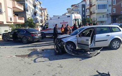 İl Sağlık Müdürlüğü aracı kaza yaptı: 2 sağlık çalışanı yaralandı
