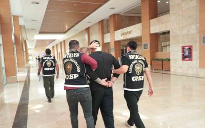 Antalya’da 18 yıl 7 ay 17 gün kesinleşmiş hapis cezası ile aranan şahıs yakalandı
