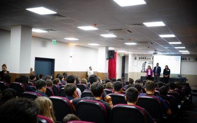 Konyaaltı Belediyesi okul kütüphanesine kitap bağışı yaptı
